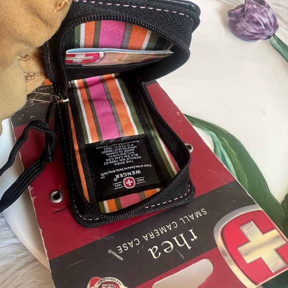 Rhea wenger camera, card holder - Picture 3 of 5